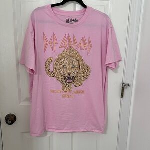 Def Leppard Pink Woman/Man Graphic Tee
